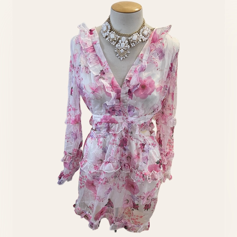 NWT! Beautiful Cutout Floral Dress with Tie Detail in Back, size L but fits a M